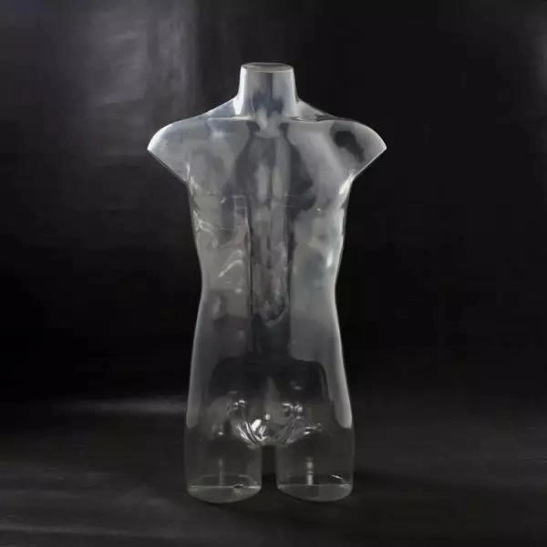 Utilizzo di un modello maschile con lacci dritti per mostrare abbigliamento da uomo strutturato